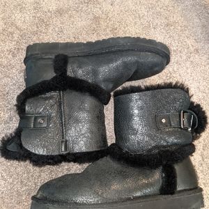 Black Uggs - minor issue - size 8